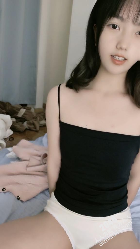 【優片】穿吊带的极品学妹露脸精彩大秀直播，跟狼友互动听指挥脱光了发骚