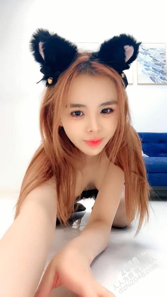 黑丝露脸高颜值极品猫奴的诱惑，旁边还有好姐妹精彩又刺激