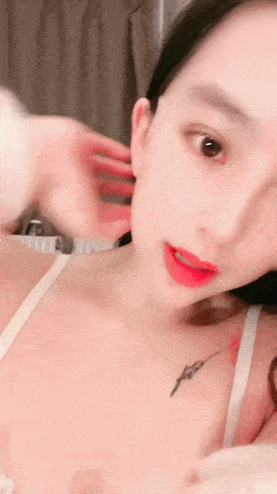 烈焰红唇颜值女神!脱下内裤性感翘臀!多毛骚逼掰开特写,假屌骑乘位