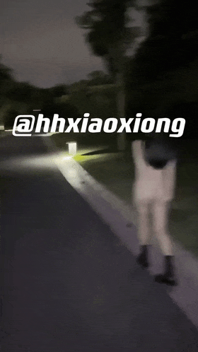最新流出,极品美女【hhxiaoxiong】推特绝版福利,喜欢露出,景点打卡约炮,蜜桃臀粉穴,清纯反差尤物一枚