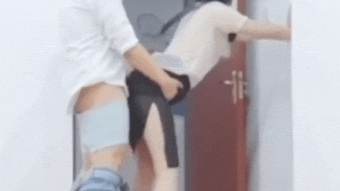 【MP4】[国产自拍]AAV-787 风骚女秘书与领导在会议室偷情紧张刺激撩裙后入