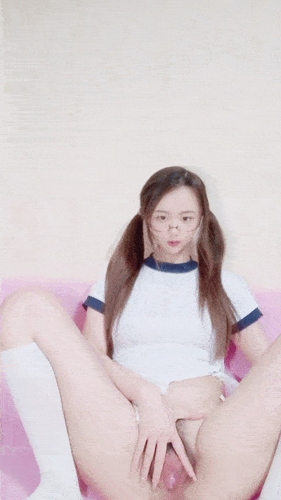 【優片】外表文静眼镜妹妹！收费房自慰秀！跳蛋塞入多毛骚穴，假屌插