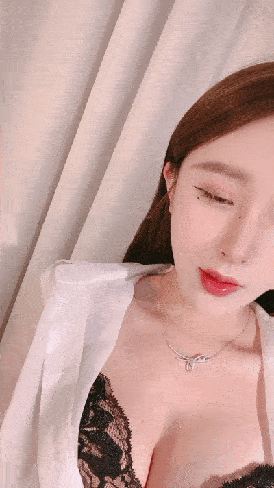 【優片】極品尤物！甜美少女！JK裝活力十足，被胖大叔爆操，騎臉足交
