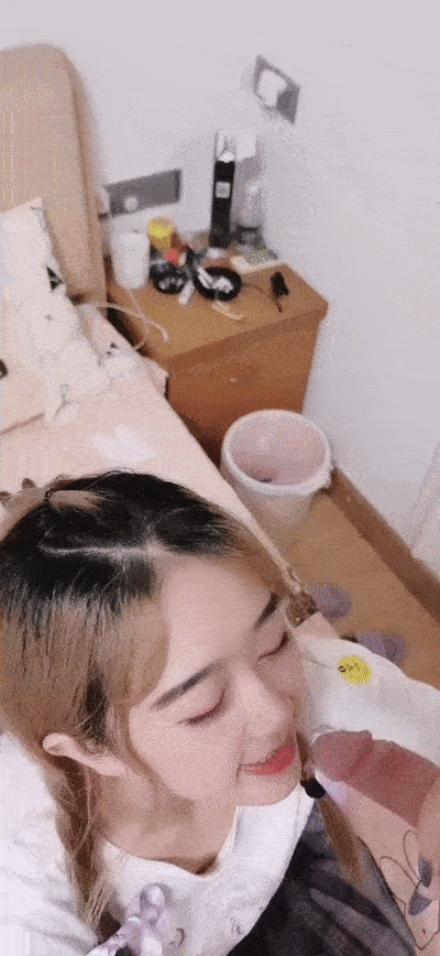 【優片】小女女一直想吃哥哥的肉棒，被哥哥插入淫穴，爽得直抽搐！