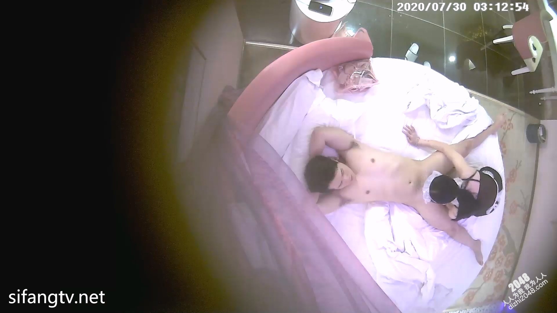 [MP4/876MB]7-30经典酒店偷拍 爆操情趣女仆装纹身美女，情趣器具摆满床