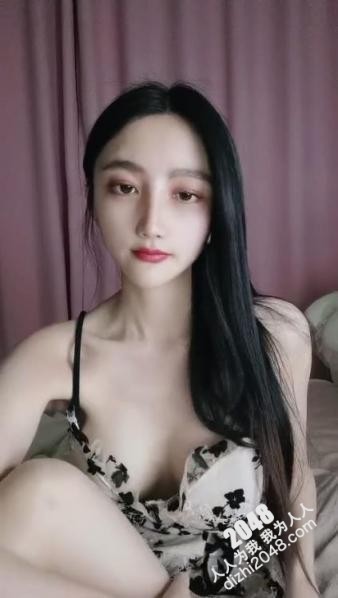 长发高颜值妹子，脱光光傲人身材，热舞搔首弄姿张开腿白虎干净穴
