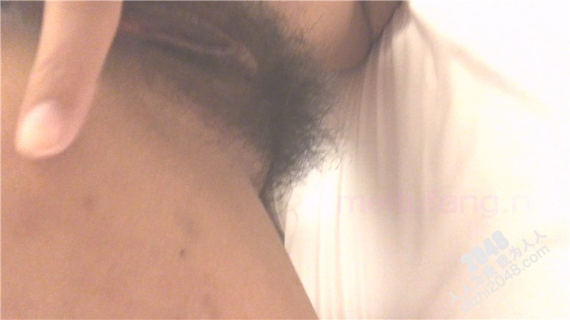 眼镜大叔酒店约炮女下属还找朋友一起来玩3P完美露脸[MP4/1190MB]