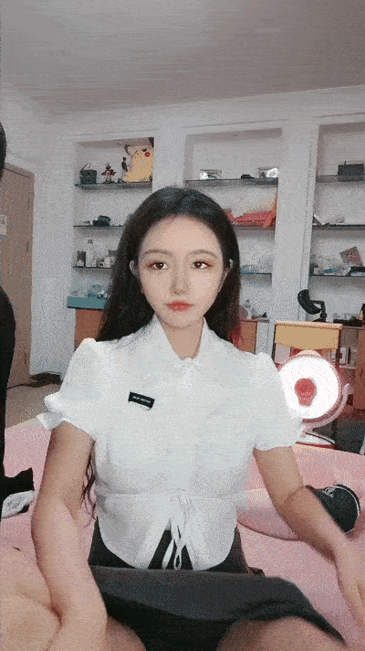 【優片】雪莉小可爱!网红美女!连体开档黑丝,一线天馒头逼,小男友骑乘