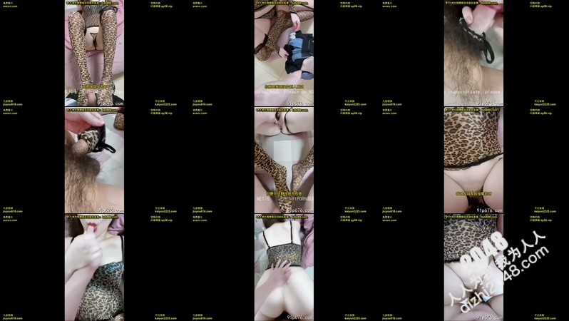 [MP4]淫妻和老公打着电话偷情 孩子还在敲着