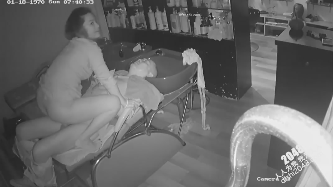 黑客破解理发店监控偷拍少妇老板娘给光头佬洗头吹箫直接坐上鸡巴给他泄火[MP4/371MB]