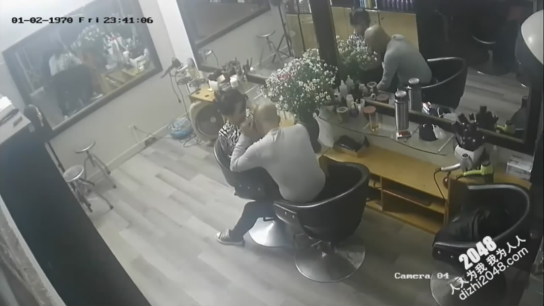 黑客破解理发店监控偷拍少妇老板娘给光头佬洗头吹箫直接坐上鸡巴给他泄火[MP4/371MB]