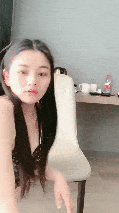 【優片】新人下海漂亮小姐姐！白嫩皮肤粉穴！跪在椅子求操，后入抽插肥臀