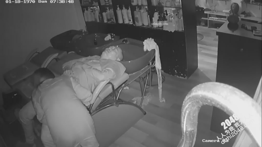 黑客破解理发店监控偷拍少妇老板娘给光头佬洗头吹箫直接坐上鸡巴给他泄火[MP4/371MB]
