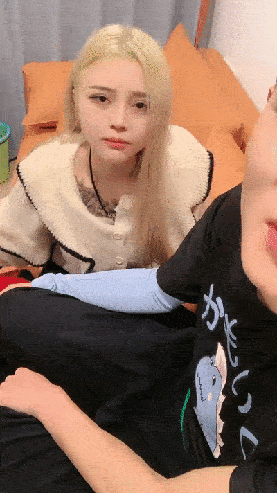 【優片】金發美女！漂亮紋身網紅小姐姐！大屌炮友沙發上操，抱着蜜桃美臀