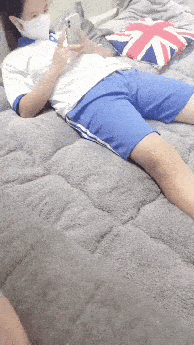 【優片】清纯文静的小妹妹，初尝禁果 好嫩好白的小穴啊，肉棒一进去就