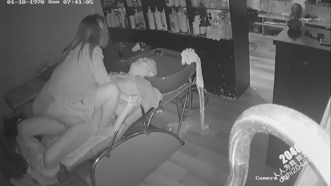 黑客破解理发店监控偷拍少妇老板娘给光头佬洗头吹箫直接坐上鸡巴给他泄火[MP4/371MB]