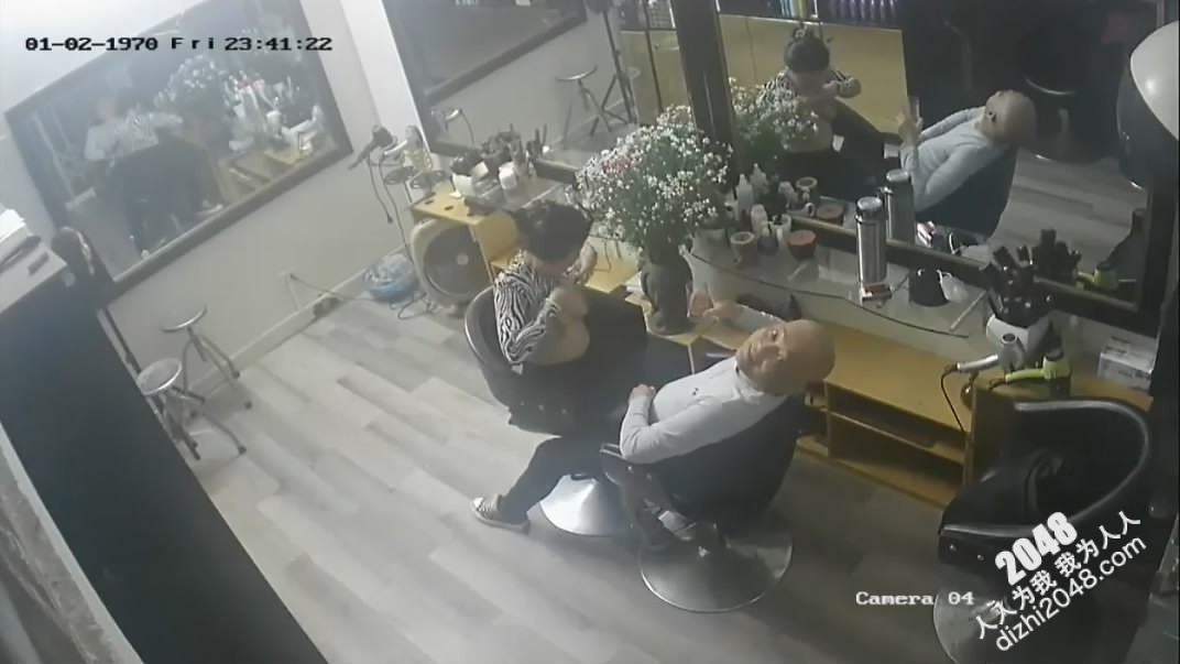 黑客破解理发店监控偷拍少妇老板娘给光头佬洗头吹箫直接坐上鸡巴给他泄火[MP4/371MB]