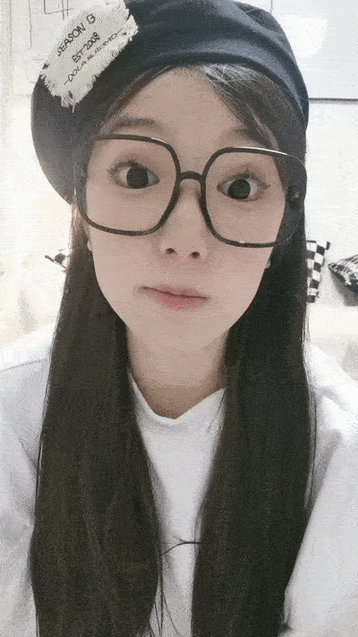 【優片】颜值无敌清纯眼镜妹！初下海收费房！圆润蜜桃美臀，大奶子揉捏