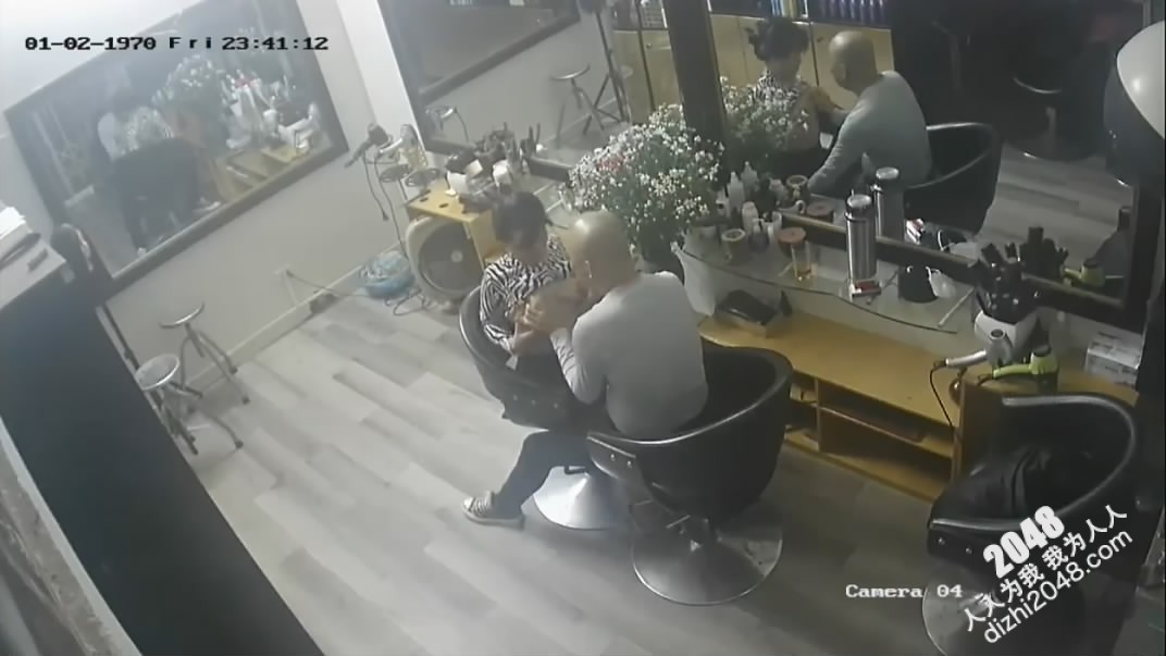 黑客破解理发店监控偷拍少妇老板娘给光头佬洗头吹箫直接坐上鸡巴给他泄火[MP4/371MB]