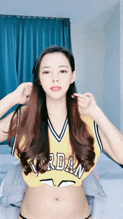 【優片】球衣美女大戰頭套男!柔軟粉嫩奶子!抓起大屌吸吮,口活超級棒,後入爆插,從下往上視角特寫