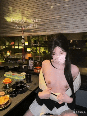 超极品颜值【Puppy袭月】付费福利,商场餐厅露出,后面人来人往,那紧张的小眼神爱了爱了
