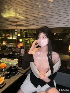 超极品颜值【Puppy袭月】付费福利,商场餐厅露出,后面人来人往,那紧张的小眼神爱了爱了
