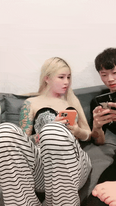 【優片】金发美女！漂亮纹身小姐姐！无毛粉穴求操，女仆装情趣装，边操边自摸阴蒂，美臀骑乘位打桩机