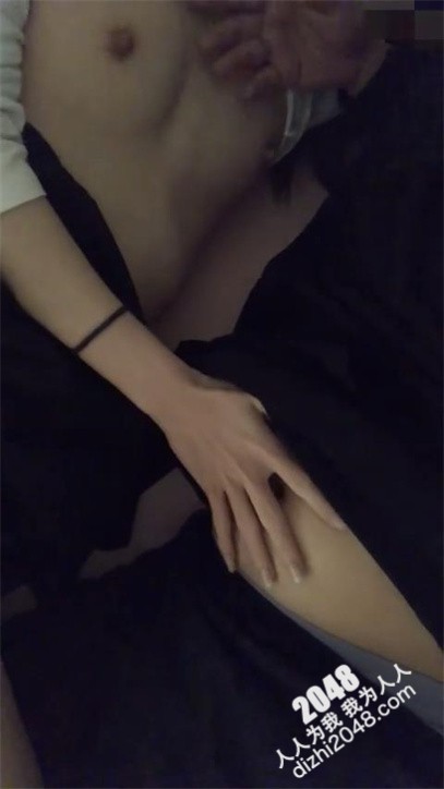 和主播妹妹蜗居出租屋真实兄妹乱伦 强上正在做饭的妹妹 反差妹妹求哥哥操