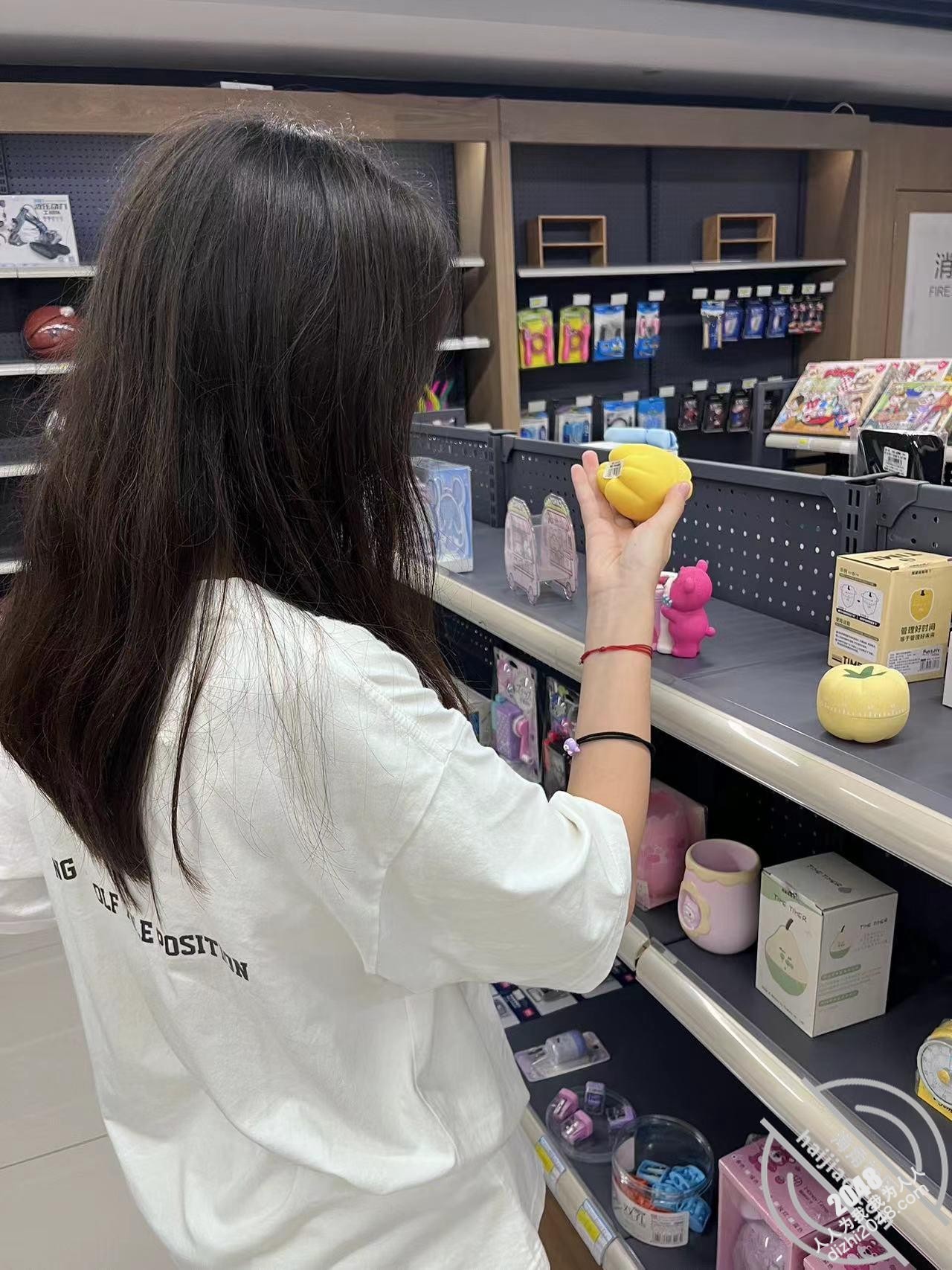 淫女绿妻鬼父乱伦【家有爱女初长成】⭐被白虎小女儿开着车口,在野外车震她!全程对白叫爸爸很大声~