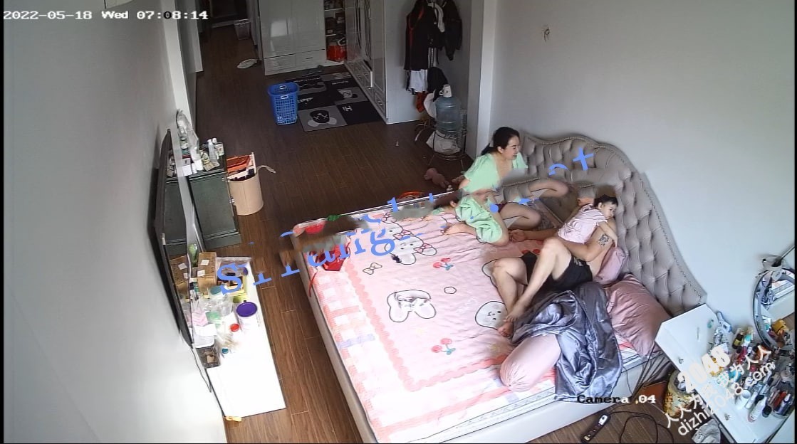黑客破解⭐家庭网络摄像头 高颜值少妇被朋友认出曝光生活照 偷拍记录婚后幸福的性生活