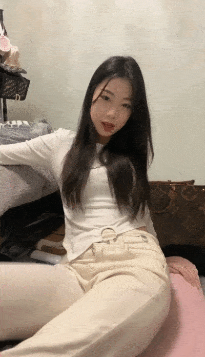 【優片】綠播女神下海！收費房大尺度自慰！脫光光苗條貧乳，張開雙腿多毛騷穴掰開，揉搓陰蒂嬌喘