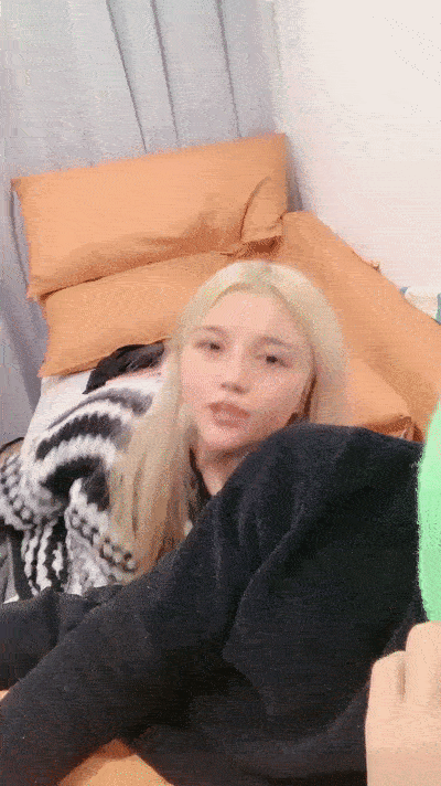【優片】金发美女!漂亮纹身网红小姐姐!按住双手骑脸插嘴,跪在沙发后入,爆操美臀嫩穴