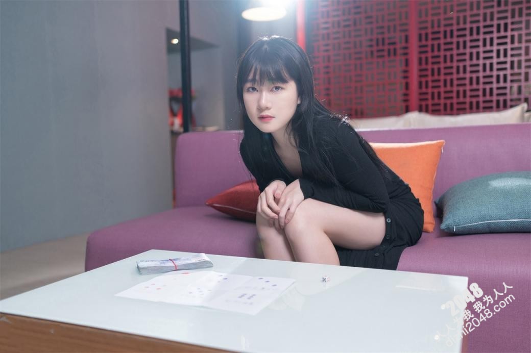 【優片】超清纯的学生妹子【身材高挑苗条】被安排和一个猥琐皮肤黝黑的大叔玩，妹子全程好嫌弃，委屈哭了，换了人才勉强答应