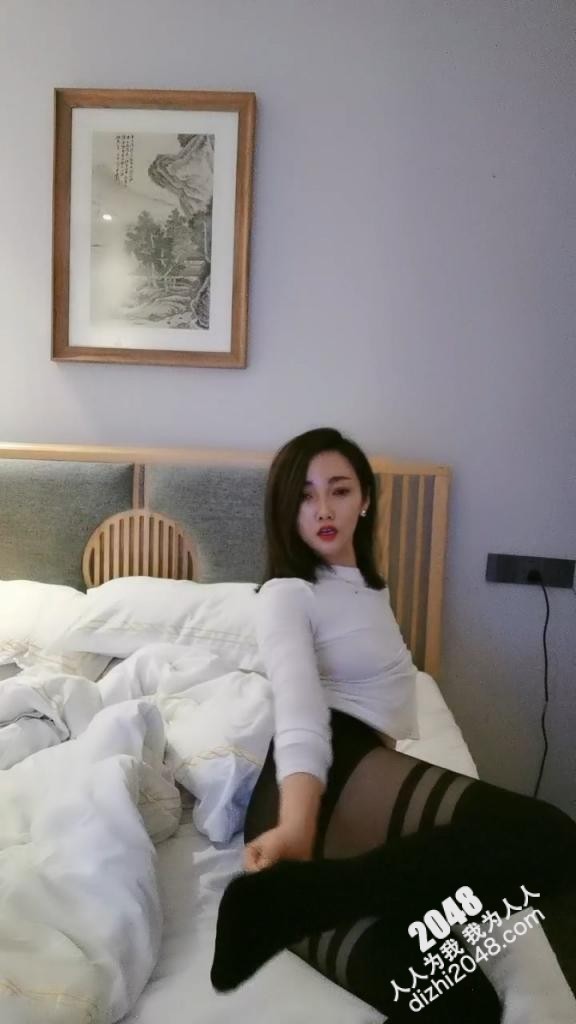 【優片】床上的極品誘惑，露臉性感風騷跟大哥啪啪激情，口交大雞巴樣子好騷，讓大哥吃奶道具玩逼舔腳後入爆草抽插