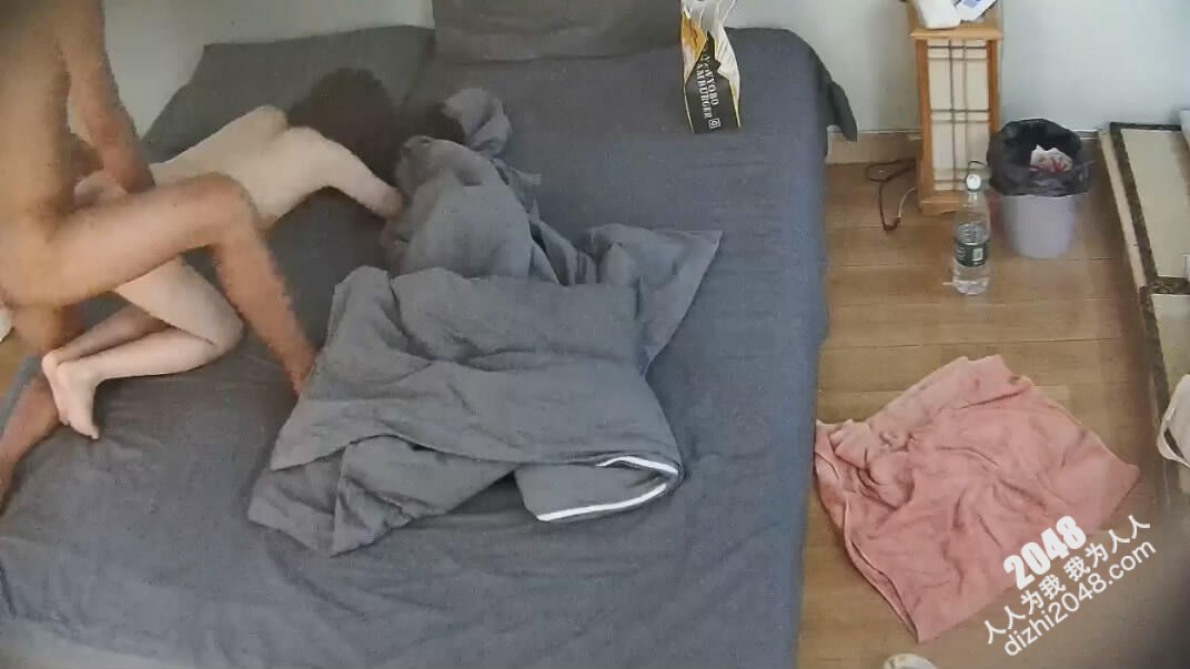 [MP4/1.22G]新片速递酒店偷拍 吃完鸡排就开始做爱看着女友白皙的胴体黑小伙用精液当身体乳射背上