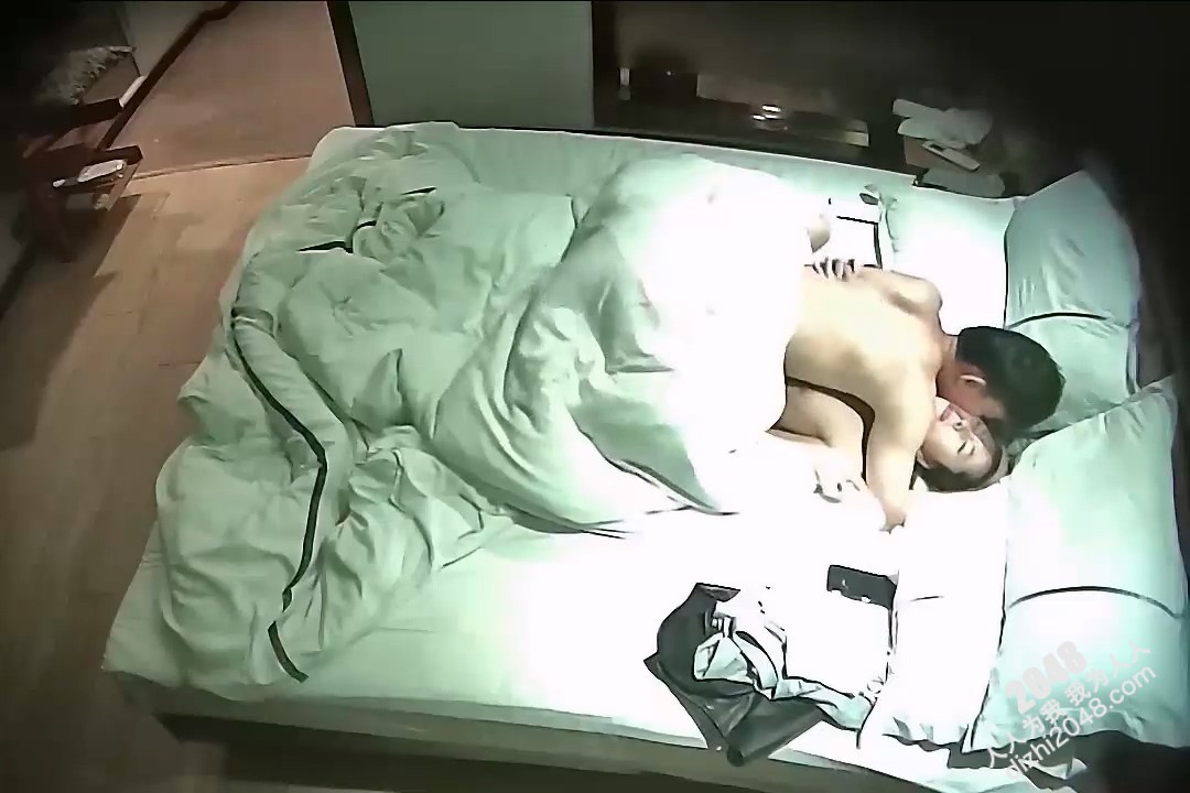 [MP4/496MB]9-8经典酒店偷拍 情侣进门就接吻脱衣服，无套怒草30下，体外射精操爽了