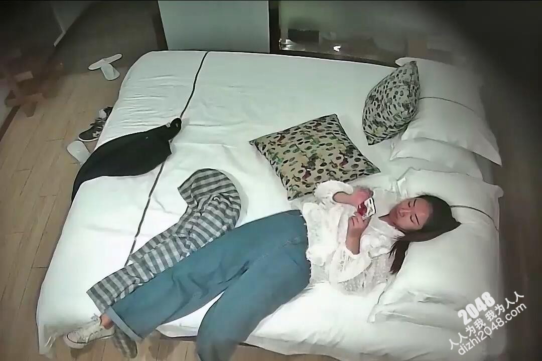 [MP4/375MB]9-29经典酒店偷拍 学生情侣开房，激情啪啪最后射美女嘴里