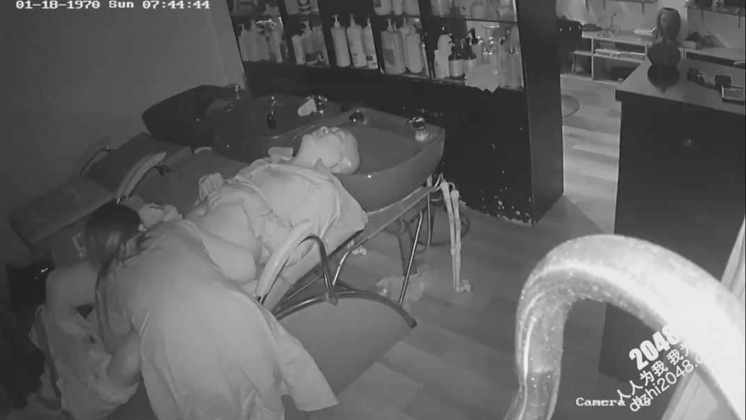 黑客破解理发店监控偷拍少妇老板娘给光头佬洗头吹箫直接坐上鸡巴给他泄火