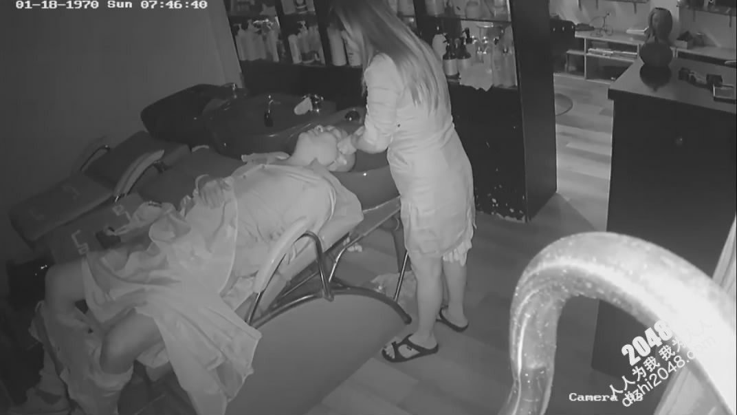 黑客破解理发店监控偷拍少妇老板娘给光头佬洗头吹箫直接坐上鸡巴给他泄火