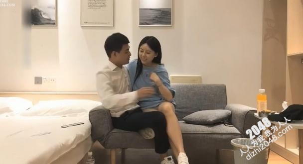 【MP4】[国产自拍]AAP-32955 蓝衣漂亮小姐姐笔直大长腿坐在沙发上舔吸鸡巴技术力道给力美妙销魂黑丝奋力插入逼穴啪啪深深猛搞