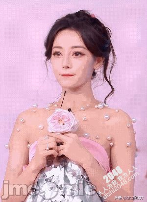 魅魔少女的诱惑：黑暗系写真集，展现极致性感与神秘魅力(6)