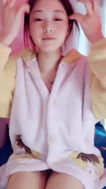 【優片】美丽小少妇全程露脸吃上了小哥的大鸡巴，让小哥搂在怀里揉奶玩逼，口交足交带上套子各种抽插，浪叫呻吟不止