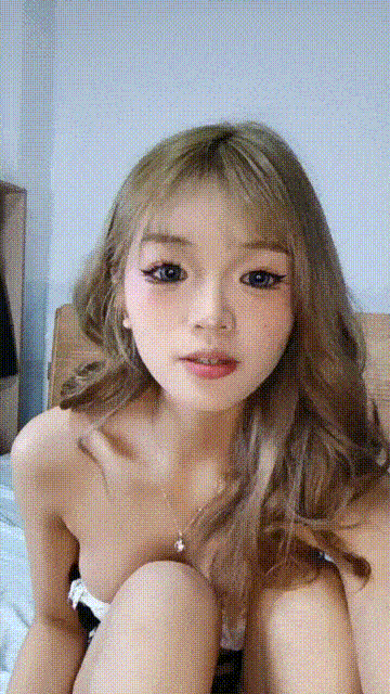 【優片】美丽小少妇全程露脸吃上了小哥的大鸡巴，让小哥搂在怀里揉奶玩逼，口交足交带上套子各种抽插，浪叫呻吟不止
