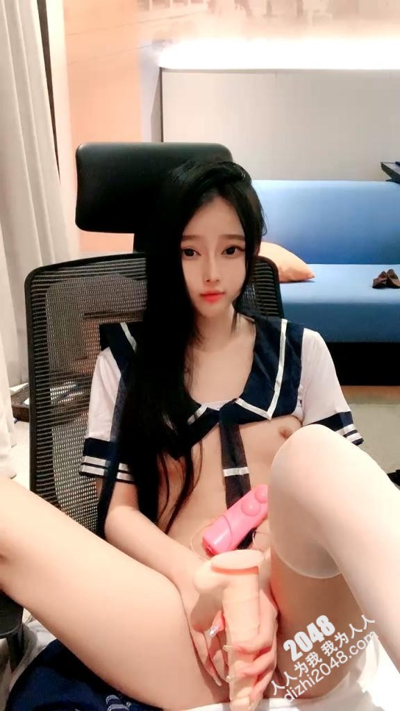 【優片】超淫蕩的白絲制服小妹全程露臉大秀直播，女神顔值互動撩騷，道具抽插白虎騷穴跳蛋摩擦，呻吟可射精彩别錯過