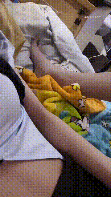 【優片】喂不饱的小妖精，全程露脸豹纹情趣诱惑，跟狼友互动撩骚听指挥，口交大鸡巴让小哥压在身下爆草蹂躏口爆吞精