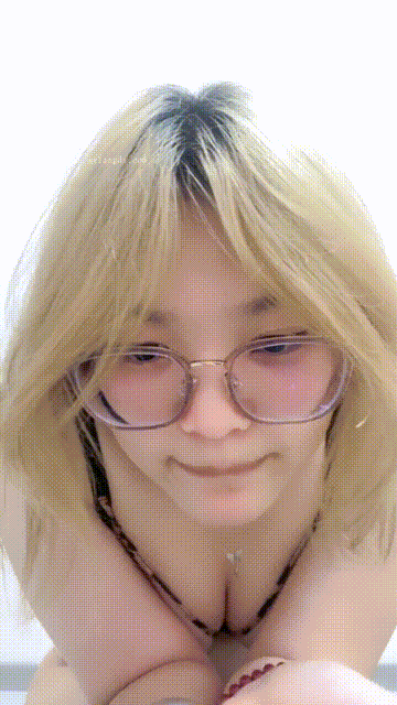 【優片】-大屁股校花！一看就好想干啊 【19岁的小王】自慰 水狂喷