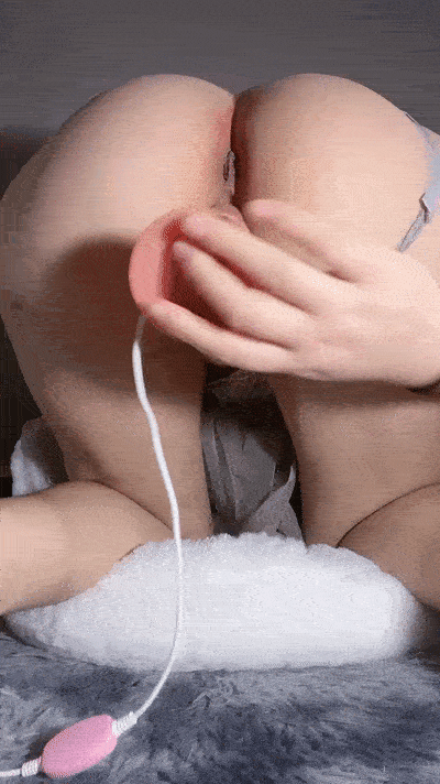 【優片】超淫蕩的白絲制服小妹全程露臉大秀直播，女神顔值互動撩騷，道具抽插白虎騷穴跳蛋摩擦，呻吟可射精彩别錯過