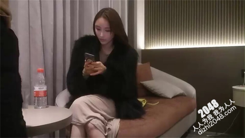 约了个高质量黑衣苗条妹子，沙发口交站立后入大力猛操，很是诱惑[204.52MB/MP4]