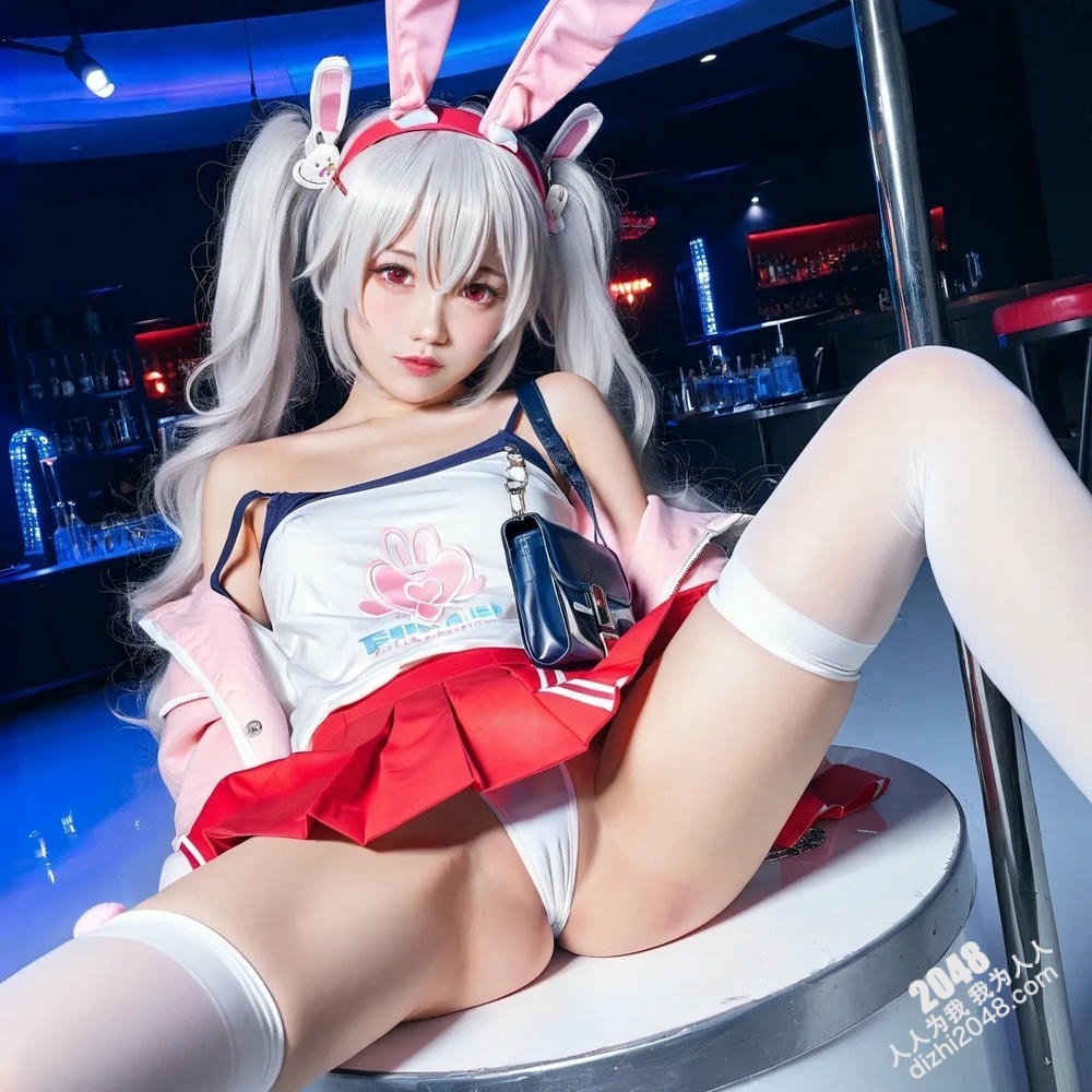粉发兔女郎酒吧诱惑：jk制服下的秘密，让人脸红心跳的夜色