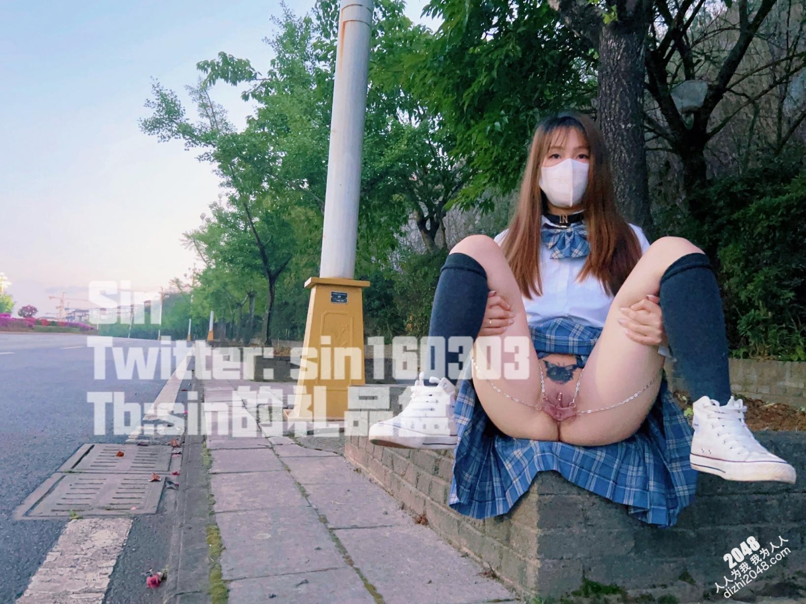 超嫩清纯小母狗⭐能玩肏能调教能露出 被所在金属架子上 下体插着炮机 开发肛门 白浆直接冒出来了